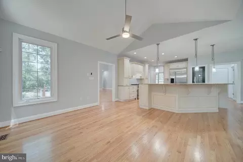 Living - 14535 Honeysuckle, Issue, MD 20645 photo 12 of 13