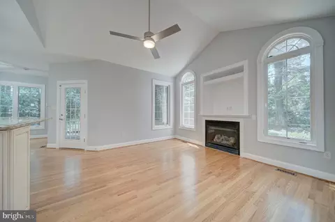 Living - 14535 Honeysuckle, Issue, MD 20645 photo 10 of 13