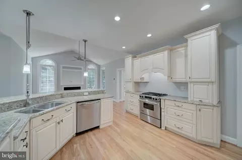 Kitchen - 14535 Honeysuckle, Issue, MD 20645 photo 3 of 6