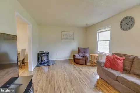 Living - 2015 Wendy Ct, Waldorf, MD 20601 photo 2 of 2