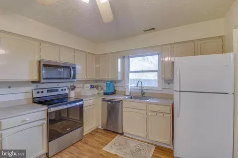 Kitchen - 2015 Wendy Ct, Waldorf, MD 20601 photo 2 of 3