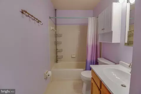 Bath - 2015 Wendy Ct, Waldorf, MD 20601 photo 1 of 2