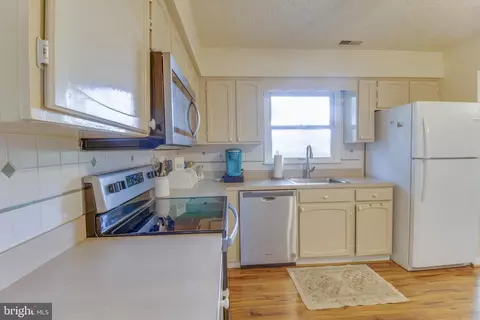 Kitchen - 2015 Wendy Ct, Waldorf, MD 20601 photo 3 of 3