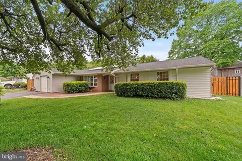 2528 Lisa Dr, Waldorf, MD 20601