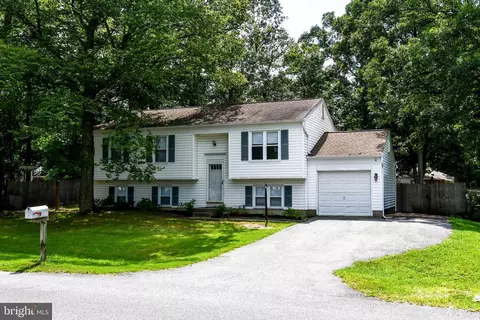 1803 Oak Dr, Waldorf, MD 20601