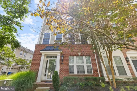 17 Steeplechase Dr, La Plata, MD 20646