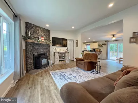 Living - 6135 Bumpy Oak Rd, La Plata, MD 20646 photo 1 of 2