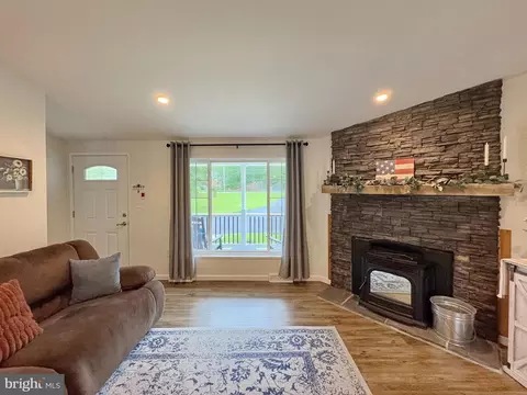 Living - 6135 Bumpy Oak Rd, La Plata, MD 20646 photo 2 of 2