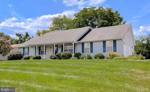 2111 Country Pines Ct, Waldorf, MD 20601