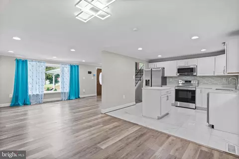 Living - 5908 Michael Rd, Waldorf, MD 20601 photo 3 of 8
