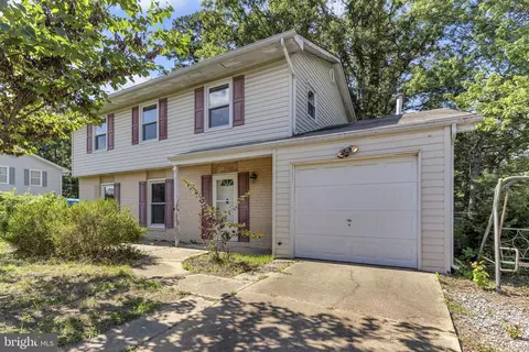 790 University Dr, Waldorf, MD 20602