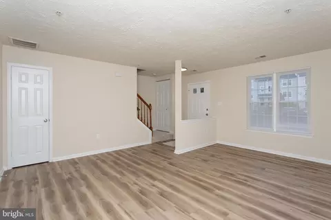 Living - 5704 Springfish Pl, Waldorf, MD 20603 photo 3 of 5