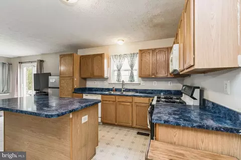 Kitchen - 2264 Rolling Meadows St, Waldorf, MD 20601 photo 2 of 2