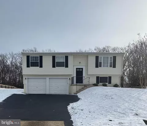 2352 Ironwood Dr, Waldorf, MD 20601