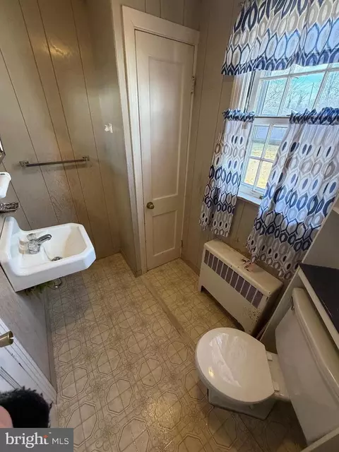 Bath - 7203 Benedict Ave, Benedict, MD 20612 photo 1 of 2