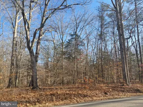 7060 Annapolis Woods Rd, La Plata, MD 20646