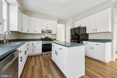 Kitchen - 11322 Quietfields St, Waldorf, MD 20601 photo 5 of 6