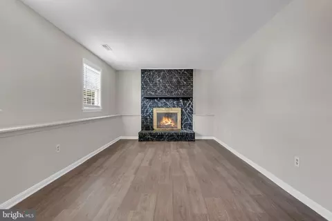 Living - 2012 English Oak Ct, Waldorf, MD 20601 photo 3 of 4