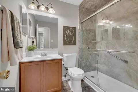 Bath - 2012 English Oak Ct, Waldorf, MD 20601 photo 1 of 2