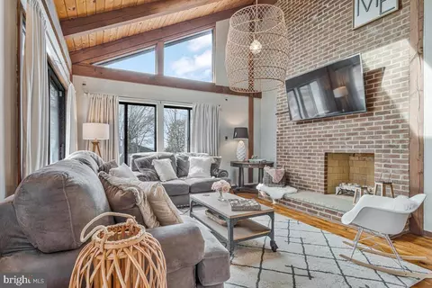 Living - 11445 Mohawk Ct, Issue, MD 20645 photo 2 of 4
