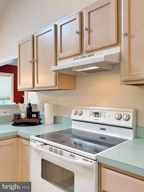 Kitchen - 14890 Ivanhoe Ct, Issue, MD 20645 photo 8 of 12