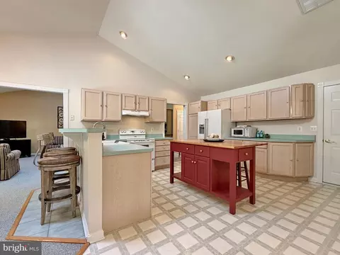 Kitchen - 14890 Ivanhoe Ct, Issue, MD 20645 photo 3 of 12