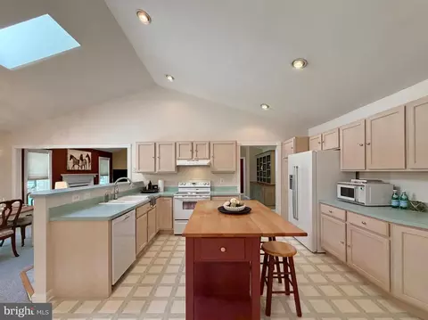 Kitchen - 14890 Ivanhoe Ct, Issue, MD 20645 photo 5 of 12