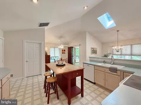Kitchen - 14890 Ivanhoe Ct, Issue, MD 20645 photo 10 of 12