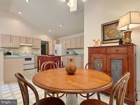 Dining - 14890 Ivanhoe Ct, Issue, MD 20645 photo 9 of 9