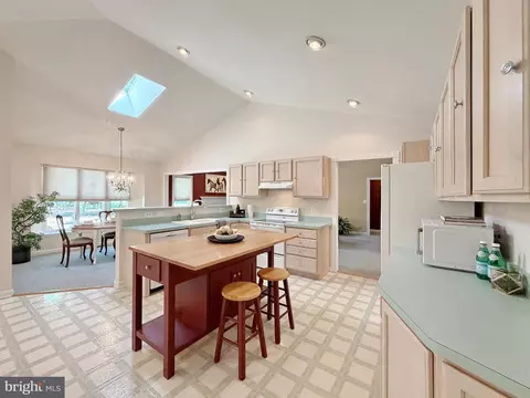 Kitchen - 14890 Ivanhoe Ct, Issue, MD 20645 photo 6 of 12