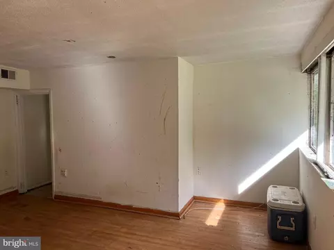 Living - 6705 Bumpy Oak Rd, La Plata, MD 20646 photo 1 of 2