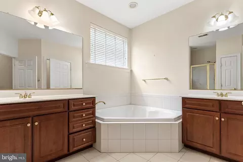 Bath - 3141 Heartleaf Ln, Waldorf, MD 20603 photo 1 of 4