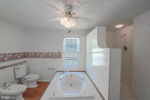 Bath - 7215 Benedict Ave, Benedict, MD 20612 photo 3 of 4