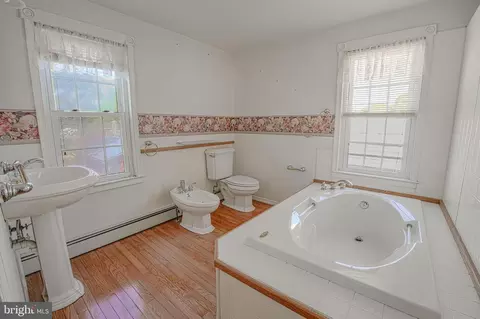 Bath - 7215 Benedict Ave, Benedict, MD 20612 photo 2 of 4