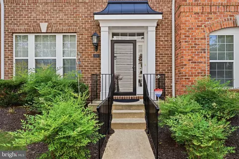 27 Steeplechase Dr, La Plata, MD 20646