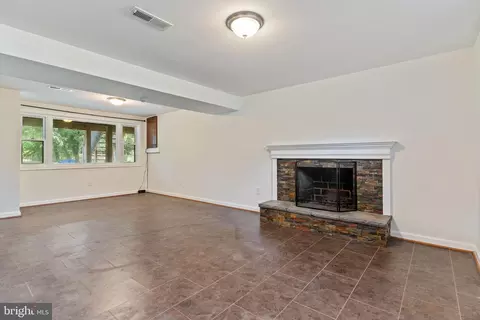 Living - 3754 Gardiner Rd, Waldorf, MD 20601 photo 5 of 6