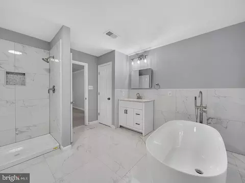Bath - 14645 Balsam Ct, Swan Point, MD 20645 photo 5 of 8