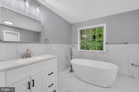 Bath - 14645 Balsam Ct, Swan Point, MD 20645 photo 2 of 8