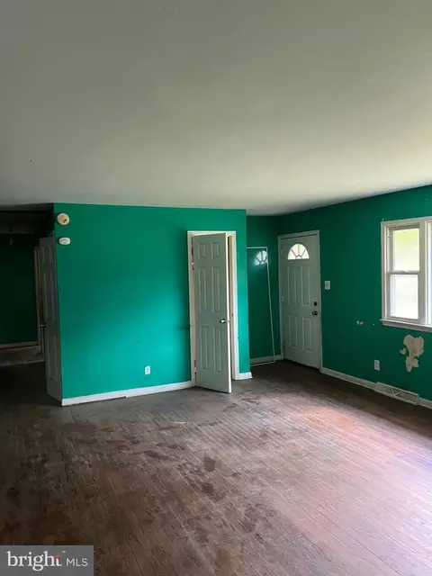 Living - 3551 Malcolm Rd, Brandywine, MD 20613 photo 2 of 3