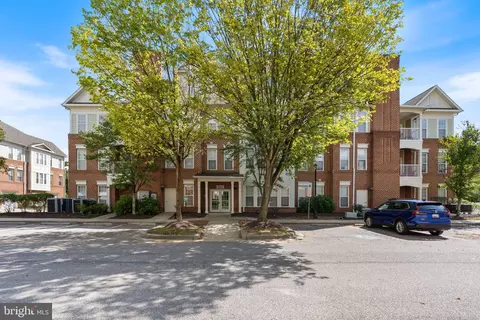 800 Edelen Station Pl #402, La Plata, MD 20646