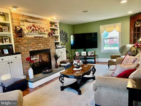 Living - 4014 Poplar Neck Rd, Preston, MD 21655 photo 2 of 4