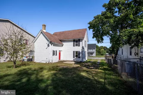 Exterior - 526 High St, Denton, MD 21629 photo 4 of 6