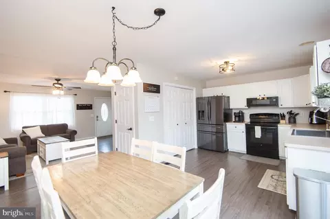 Entry Way - 16 Maple Ave, Ridgely, MD 21660 photo 2 of 3
