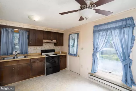 19 S 8th St, Denton, MD 21629 photo 4