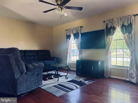 Living - 147 Mill St, Preston, MD 21655 photo 2 of 4