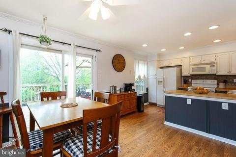 688 Windsor Dr, Westminster, MD 21158 photo 2