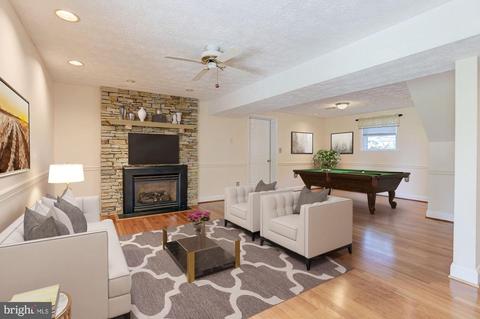 4295 Wolf Hill Dr, Hampstead, MD 21074 photo 2