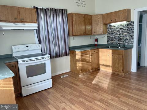 902 S Main St, Hampstead, MD 21074 photo 4