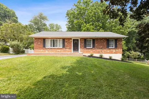 6412 Oak Hill Dr, Sykesville, MD 21784
