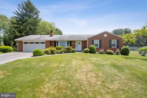 6129 Rolling View Dr, Sykesville, MD 21784